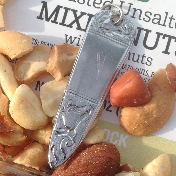 N monogrammed pendant. - Picture 4 of 5